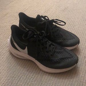 Nike Zoom ‘Winflo’ black running shoes